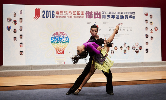 頒獎典禮上，得獎者李悅琛（左）及冼錦濠（右）示範體育舞蹈。